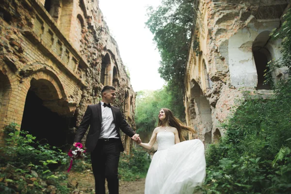 Magnifique conte de fées couple nouvellement marié câlin près du vieux château médiéval — Photo