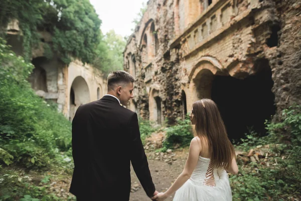 Sadece evli pozlar ve arka plan üzerinde eski bir kale ile öpüşme — Stok fotoğraf