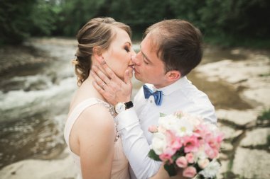 Gelin gülümsüyor damat yüzünü ince dokunur süre kapalı gözler ile