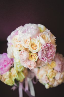 Farklı çiçeklerden oluşan lüks bir düğün buketi.