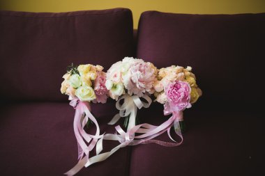 Farklı çiçeklerden oluşan lüks bir düğün buketi.