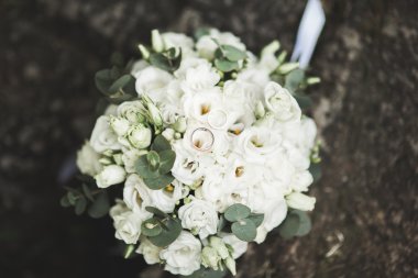 Farklı çiçeklerden oluşan lüks bir düğün buketi.