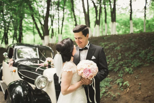 完璧な結婚式のカップルは花の豪華な花束を保持 — ストック写真