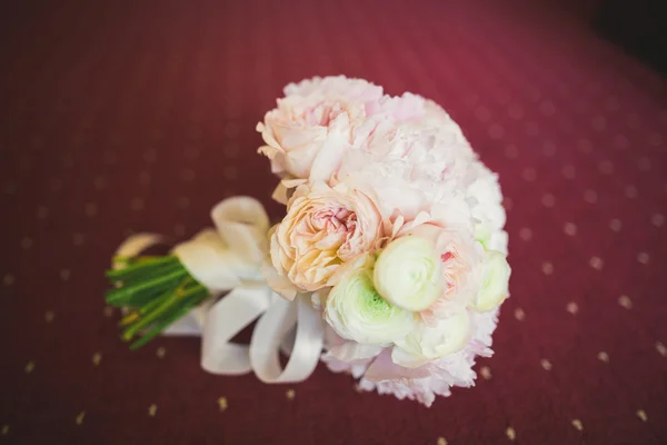 Farklı çiçeklerden oluşan lüks bir düğün buketi. — Stok fotoğraf