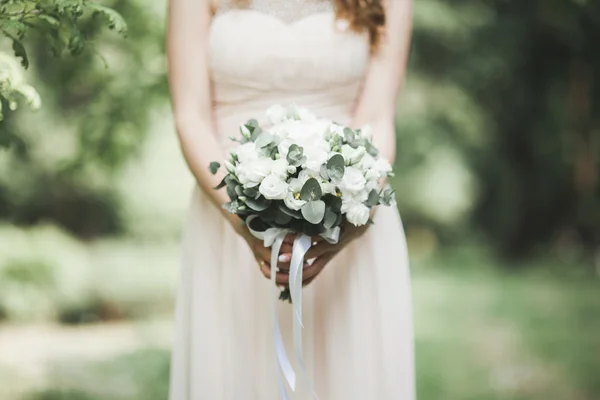 Maravilloso ramo de boda de lujo de diferentes flores — Foto de Stock