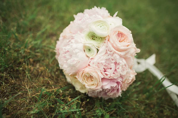 Wunderbarer luxuriöser Hochzeitsstrauß aus verschiedenen Blumen — Stockfoto
