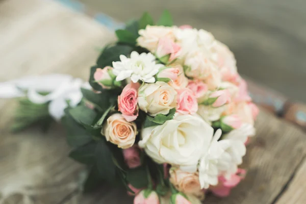 Maravilloso ramo de boda de lujo de diferentes flores —  Fotos de Stock