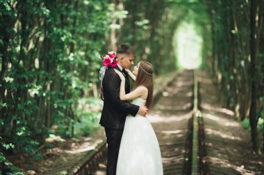 Genç düğün çift, gelin ve damat bir demiryolundan poz