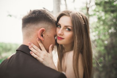 Bahar mevsiminde öpüşen düğün çifti. Yakın plan portre.