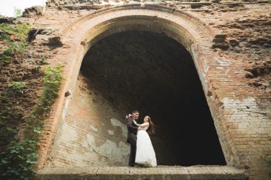 İnanılmaz mutlu nazik stil güzel romantik beyaz çift arka planda antik barok kalesinde