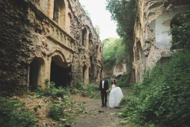 İnanılmaz mutlu nazik stil güzel romantik beyaz çift arka planda antik barok kalesinde