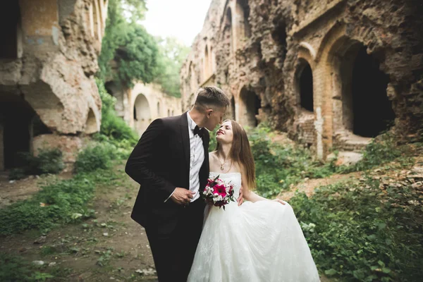 Verbazingwekkend gelukkig zacht stijlvol mooi romantisch Kaukasisch paar op de achtergrond oud barok kasteel — Stockfoto