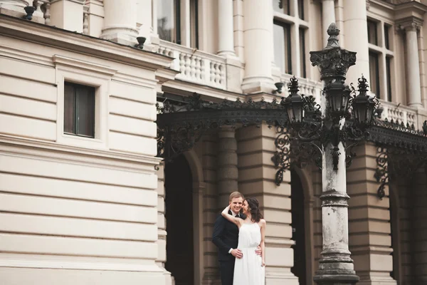 Beau couple de mariage, mariée, marié baisers et câlins sur fond de théâtre — Photo