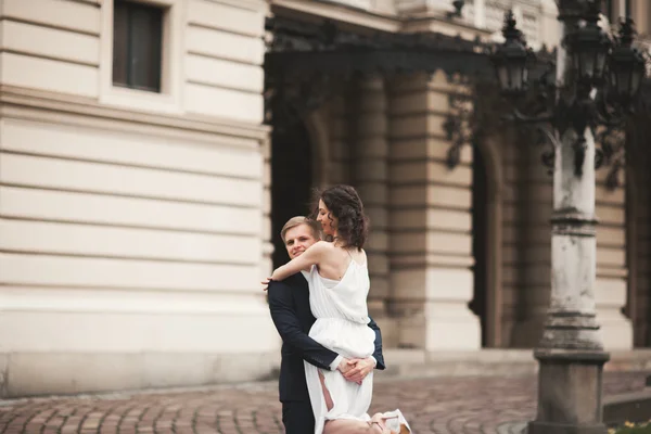 Güzel düğün çift, Gelin, damat öpüşme ve tiyatro arka planı sarılma — Stok fotoğraf