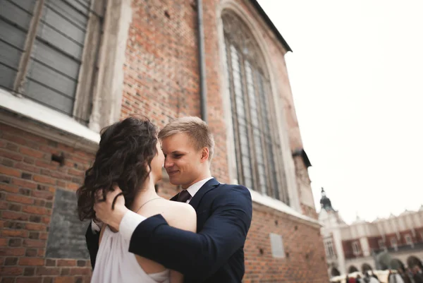 Superbe couple de mariage, mariée, marié posant près de l'ancien bâtiment de la porte — Photo