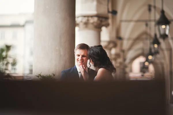 Ślub para, mężczyzna, dziewczyna siedzi w kawiarni, uśmiechając się i całować — Zdjęcie stockowe