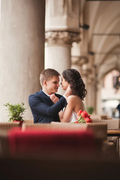 Bruiloft paar, man, meisje zit in café glimlachend en kussen — Stockfoto