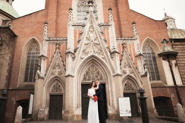 新婚夫妇，新娘和新郎附近的一座教堂在克拉科夫 — 图库照片