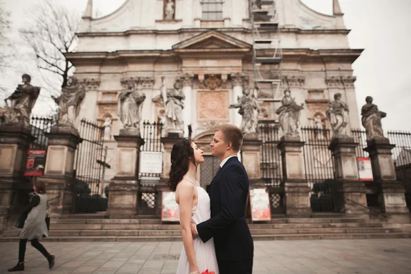Pareja de boda, novia y novio cerca de una iglesia en Cracovia — Foto de Stock