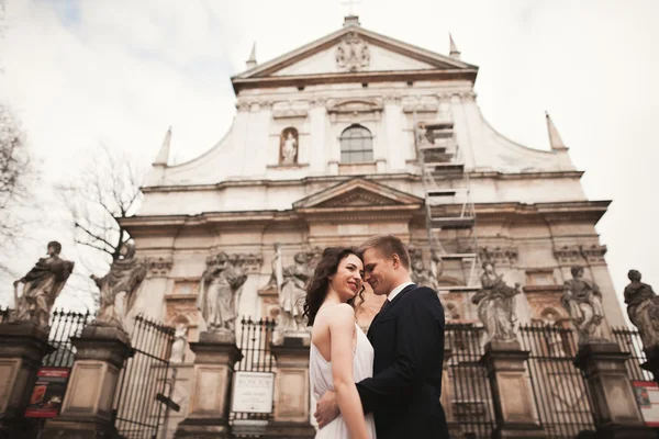 Çift düğün, gelin ve damat bir church Krakow civarındaki oteller — Stok fotoğraf