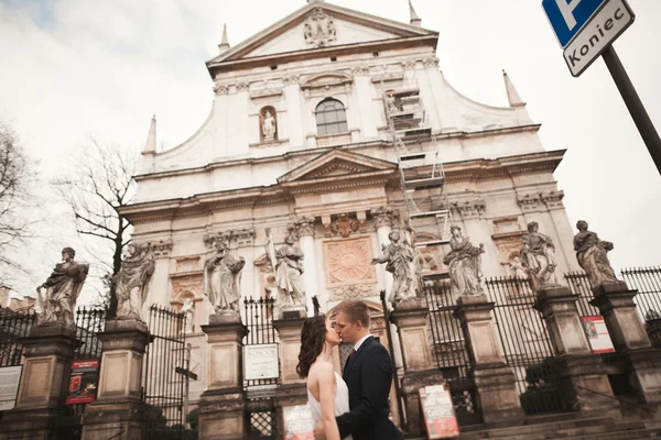 Couples mariés, mariés près d'une église à Cracovie — Photo