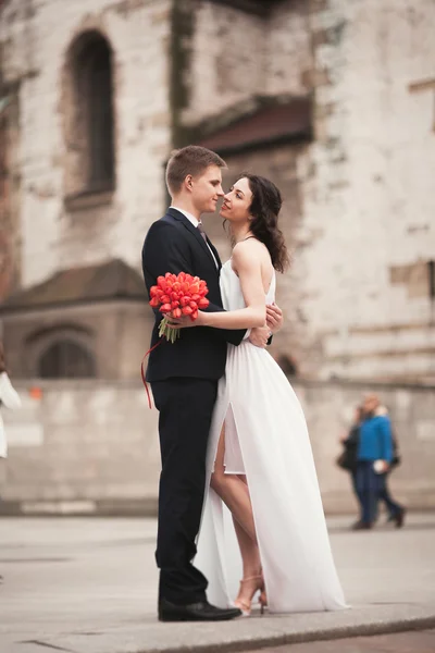 Весільний пара, наречений і наречена біля костелу у Кракові — стокове фото