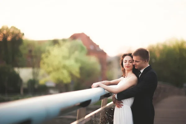 Hermosa pareja de novios posando en un puente en Cracovia —  Fotos de Stock