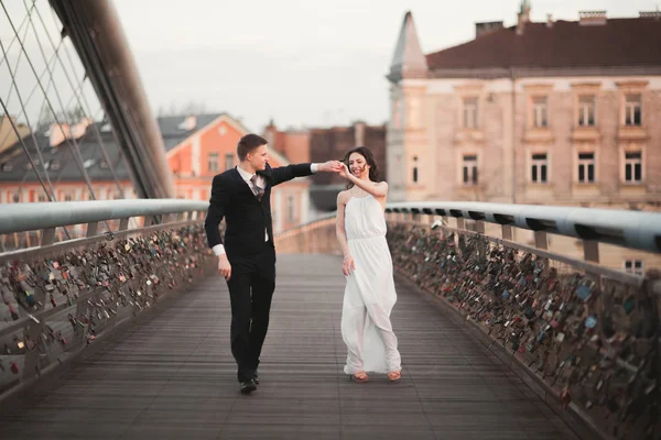 Casal lindo casamento, noiva e noivo posando na ponte em Cracóvia — Fotografia de Stock