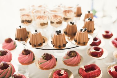 Bir büfe üzerinde pişmiş tatlı çeşitleri