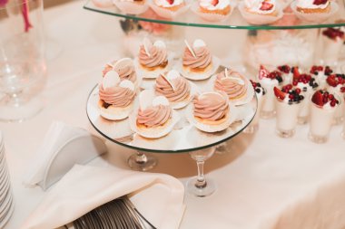 Çeşitli lezzetli tatlılar, yemek fikirleri ve kutlamalarla dolu bir büfe.