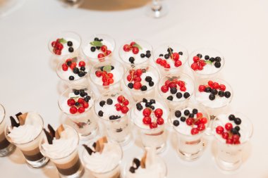 Bir büfe üzerinde pişmiş tatlı çeşitleri