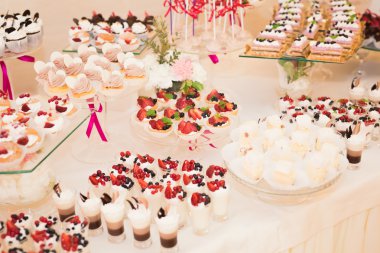 Bir büfe üzerinde pişmiş tatlı çeşitleri