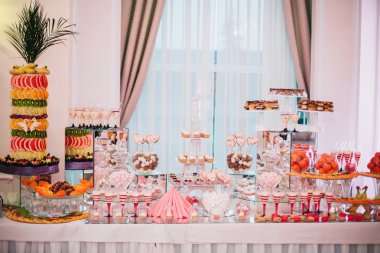 Enfes ve lezzetli bir tatlı masası ve resepsiyonda kapkek fotoğrafları.