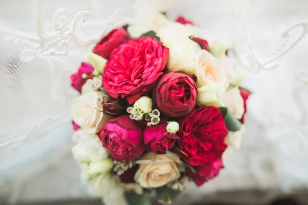 Különböző virágok a tökéletes menyasszonyi csokor esküvői — Stock Fotó