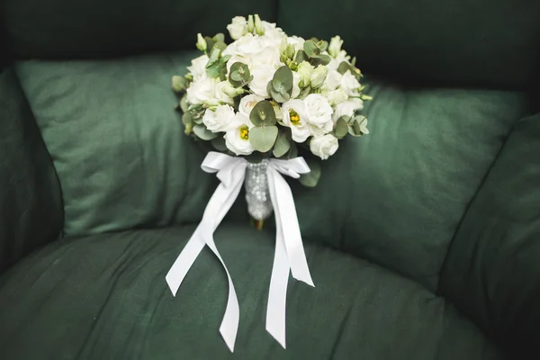 婚礼完美新娘捧花的不同颜色的花 — 图库照片
