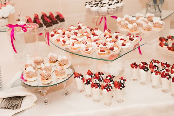 Diversi tipi di dolci al forno su un buffet — Foto Stock