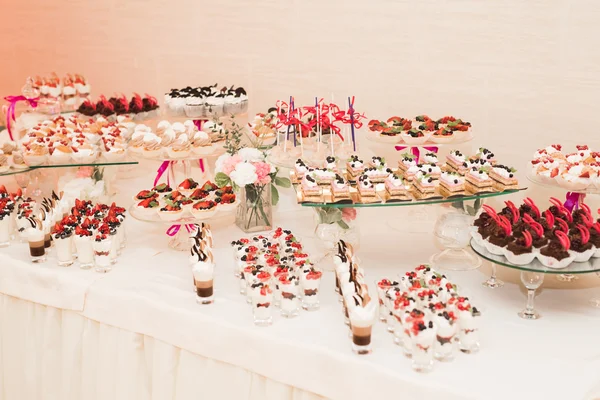 Köstliche Hochzeitsempfang Schokoriegel Desserttisch — Stockfoto