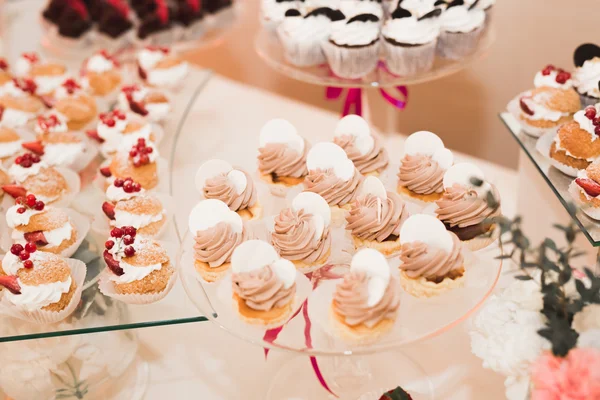 Смачний і смачний десертний стіл з кексами на рецепції крупним планом — стокове фото