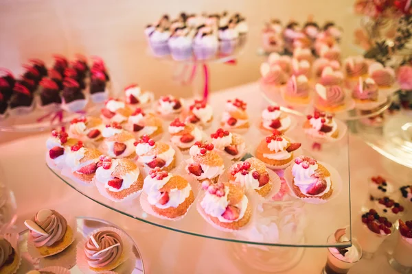 맛있고 맛있는 디저트와 피로연에서 찍은 컵 케익이 들어 있는 디저트 — 스톡 사진