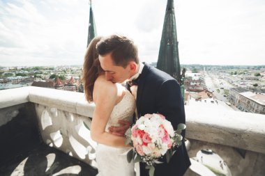 Muhteşem bir düğün çifti eski Lviv şehrinde yürüyor.