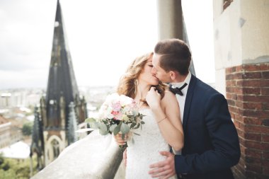 Muhteşem bir düğün çifti eski Lviv şehrinde yürüyor.