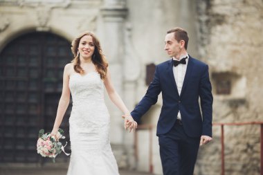 Mutlu düğün kaç sarılma ve birbirlerine arka plan eski kale üzerinde gülümseyen