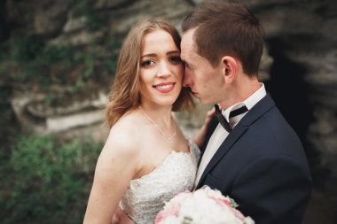 Mutlu düğün kaç sarılma ve birbirlerine arka plan güzel bitkiler kale üzerinde gülümseyen