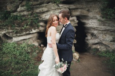 Nea kayalar poz neşeli evli evlilik çift