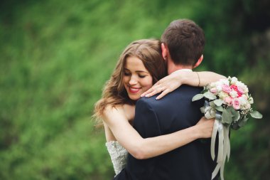 Mutlu düğün kaç sarılma ve birbirlerine arka plan güzel bitkiler kale üzerinde gülümseyen