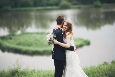 Romantik düğün çift karı güzel göl kenarında poz,