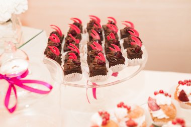 Çeşitli lezzetli tatlılar, yemek fikirleri ve kutlamalarla dolu bir büfe.