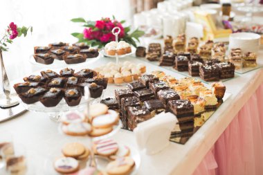 Lezzetli düğün resepsiyonu, tatlı masası.