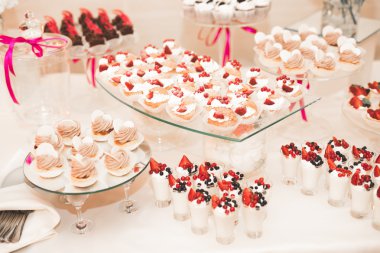 Lezzetli düğün resepsiyonu, tatlı masası.