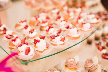 Çeşitli lezzetli tatlılar, yemek fikirleri ve kutlamalarla dolu bir büfe.